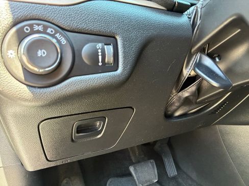 Used 2018 Jeep Cherokee Latitude w/ Altitude Package FWD image 5