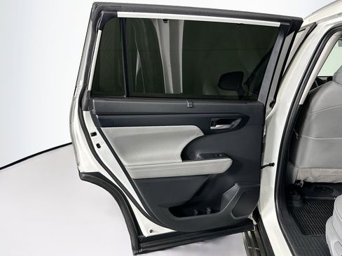 Used 2020 Toyota Highlander XLE image 28