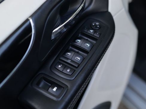 Used 2014 Chrysler Town & Country Touring-L FWD image 37