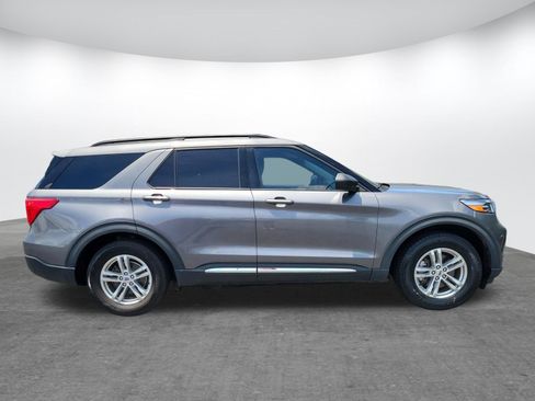 Used 2022 Ford Explorer XLT RWD image 2