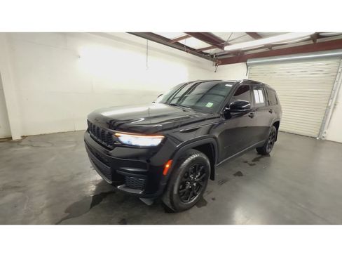 Used 2025 Jeep Grand Cherokee L Altitude AWD/4WD image 4