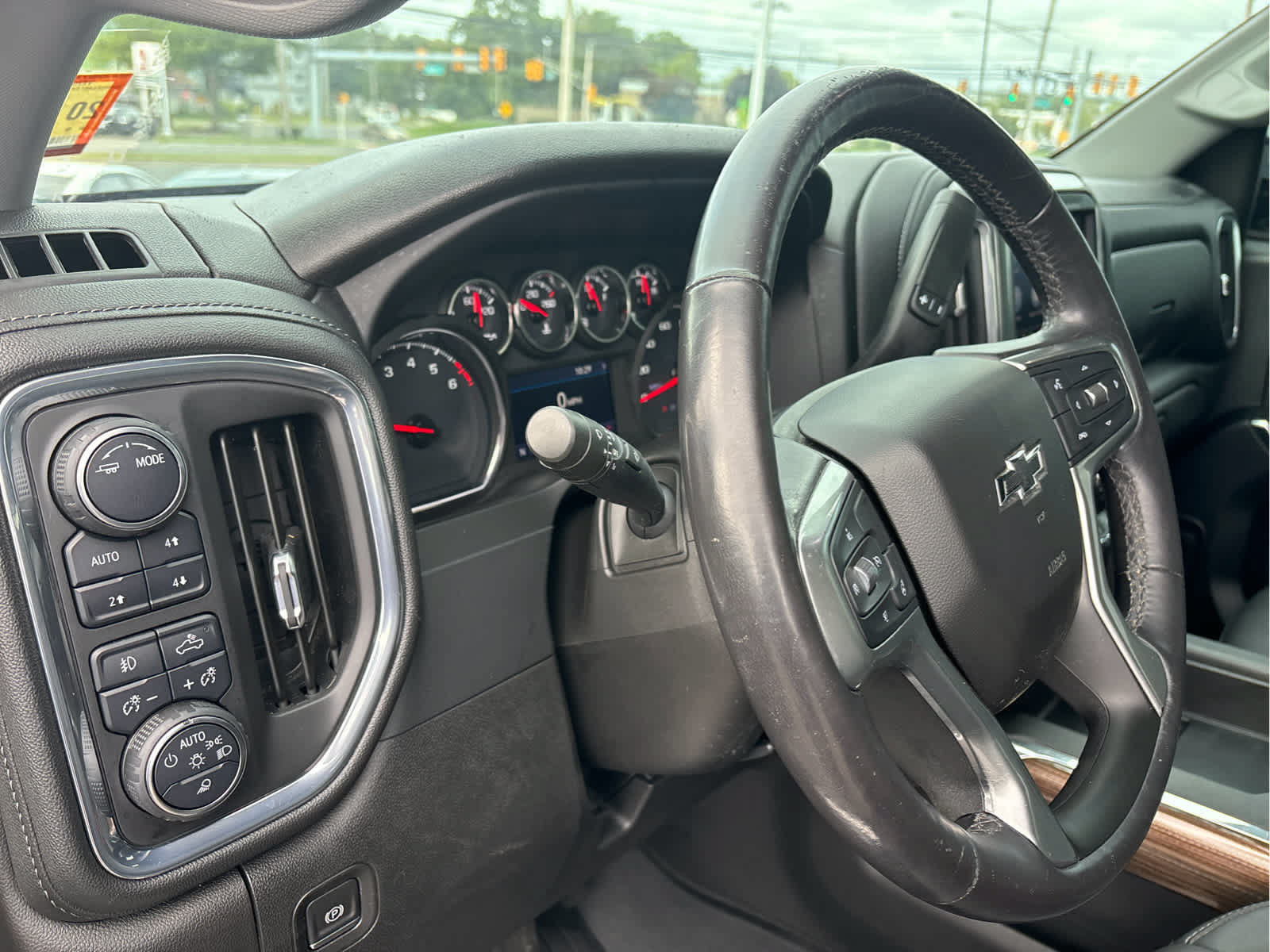 Used 2021 Chevrolet Silverado 1500 LT Trail Boss w/ Convenience Package II AWD/4WD image 9