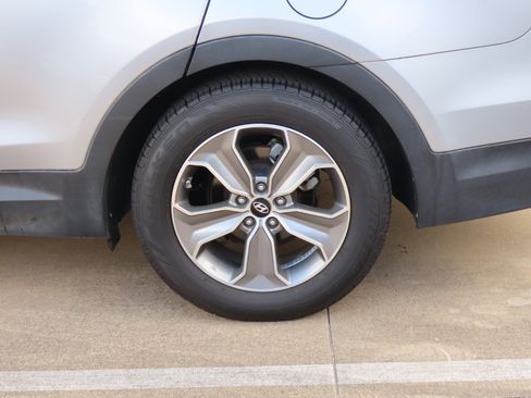 Used 2014 Hyundai Santa Fe GLS image 16