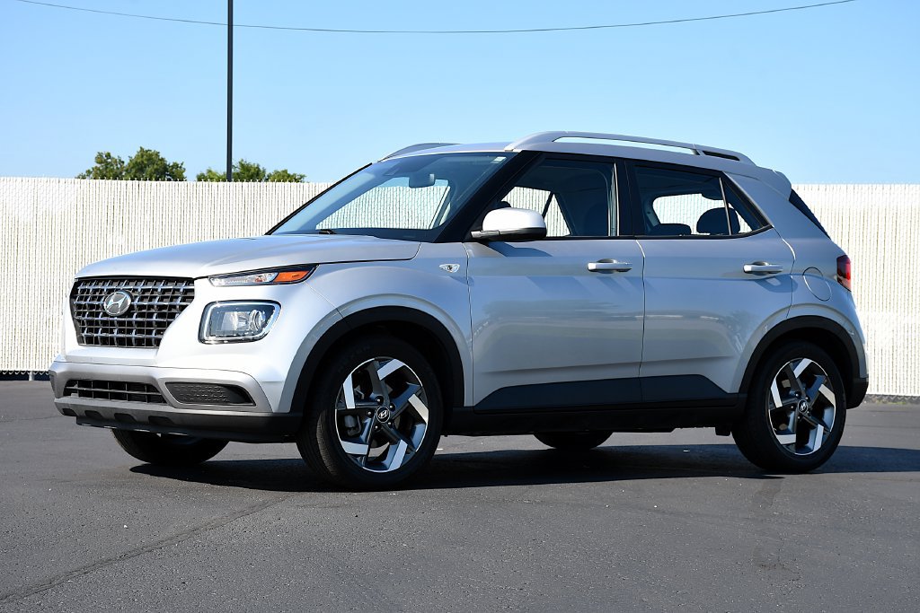 Used 2022 Hyundai Venue SEL FWD image 3