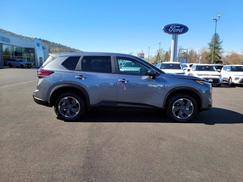 Used 2025 Nissan Rogue SV image 4