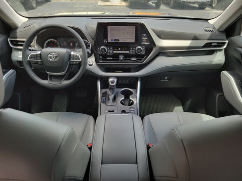Used 2024 Toyota Highlander XLE FWD image 23