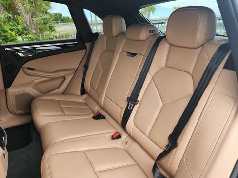 Used 2023 Porsche Macan image 9