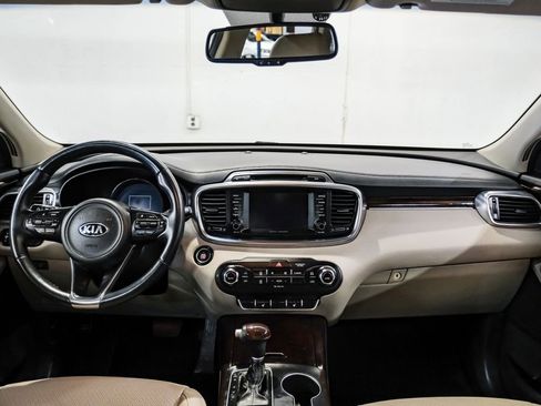 Used 2017 Kia Sorento EX w/ EX V6 Premium Package image 16