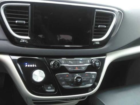 Used 2023 Chrysler Pacifica Touring-L image 8