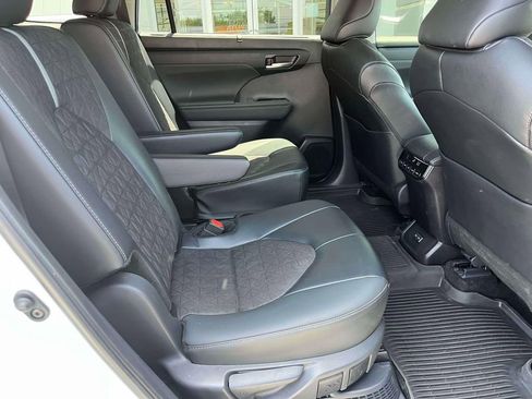 Used 2024 Toyota Highlander XLE AWD/4WD image 21