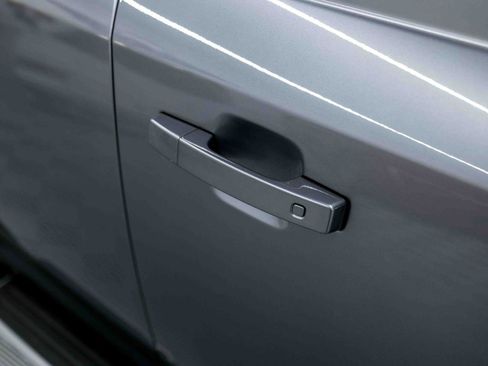 Used 2023 Land Rover Defender 130 SE image 21