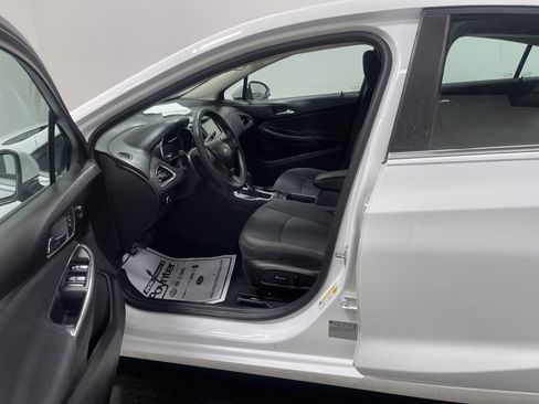 Used 2017 Chevrolet Cruze LT w/ Convenience Package image 9