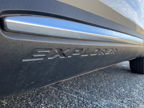 Used 2025 Ford Explorer Active w/ Active Comfort Package RWD image 11