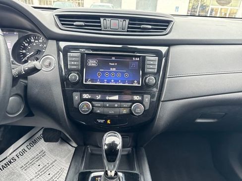 Used 2019 Nissan Rogue SV image 17