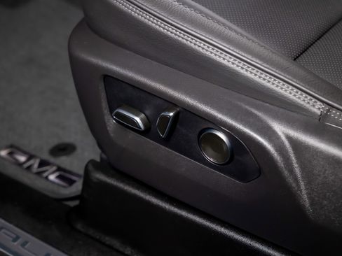 Used 2025 GMC Yukon Denali w/ Denali Reserve Package image 15