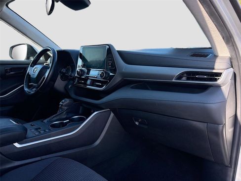 Used 2024 Toyota Highlander LE image 33