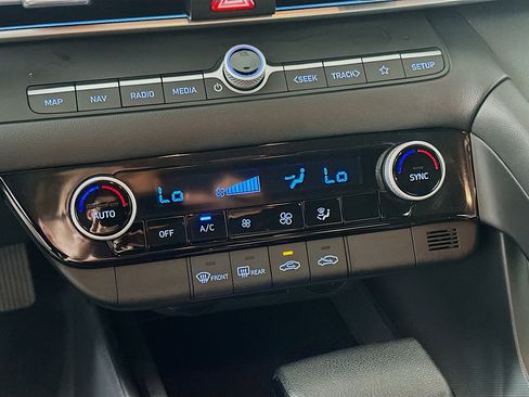 Used 2024 Hyundai Elantra SEL image 24