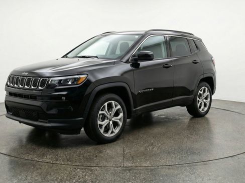 Used 2025 Jeep Compass Latitude image 3