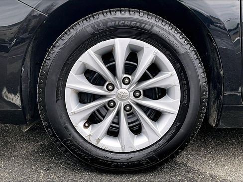 Used 2015 Toyota Camry LE image 9