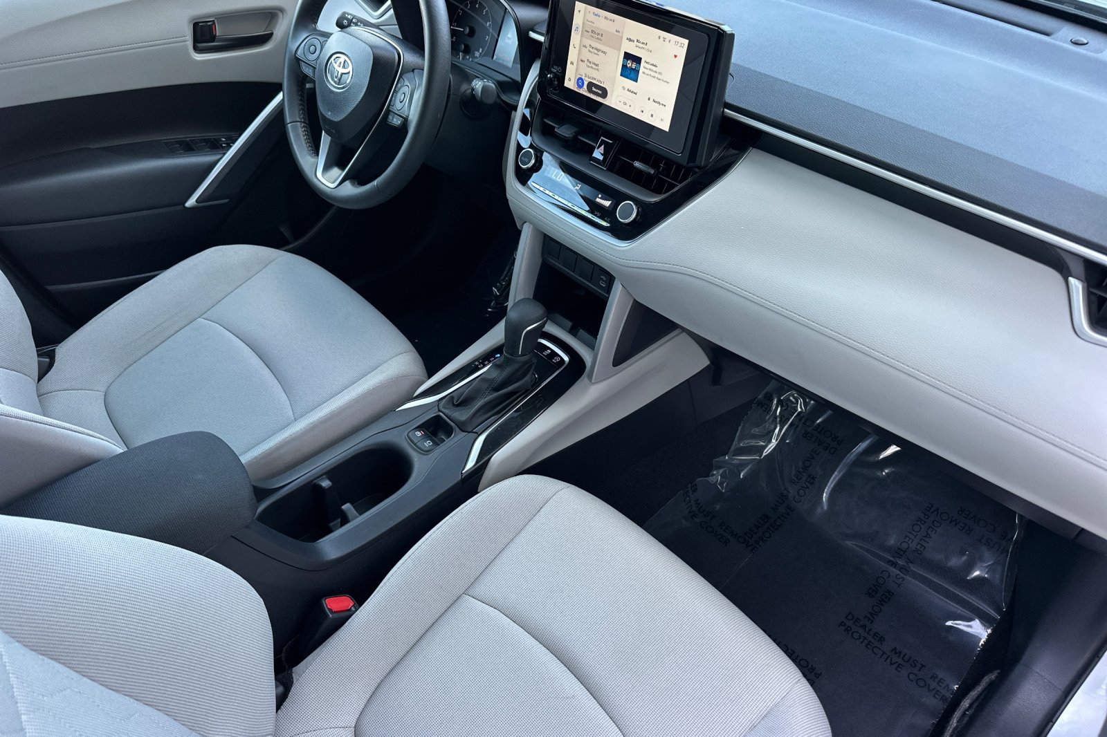 Used 2025 Toyota Corolla Cross LE AWD/4WD image 15