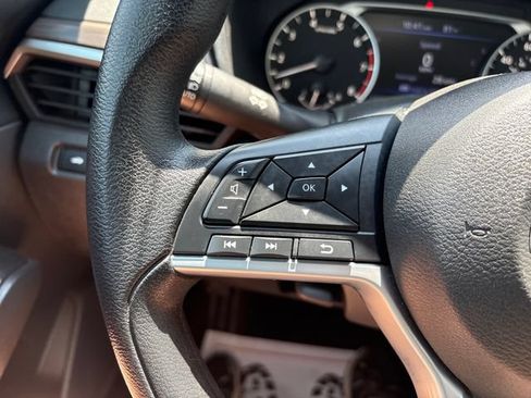Used 2025 Nissan Altima 2.5 SV FWD image 11