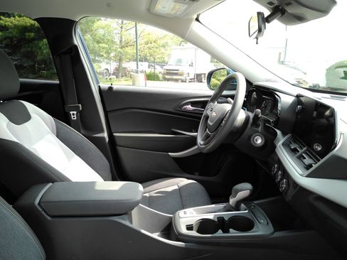 Used 2024 Chevrolet Trax LS w/ LS Convenience Package FWD image 16