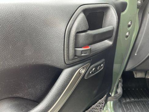 Used 2014 Jeep Wrangler Unlimited Rubicon w/ Connectivity Group AWD/4WD image 3
