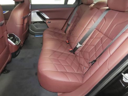 New 2025 BMW 750e xDrive image 32