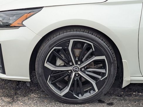 Used 2023 Nissan Altima 2.5 SR w/ SR Premium Package image 18