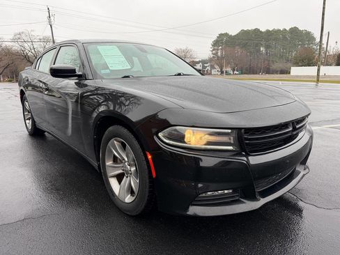 Used 2017 Dodge Charger SXT image 4