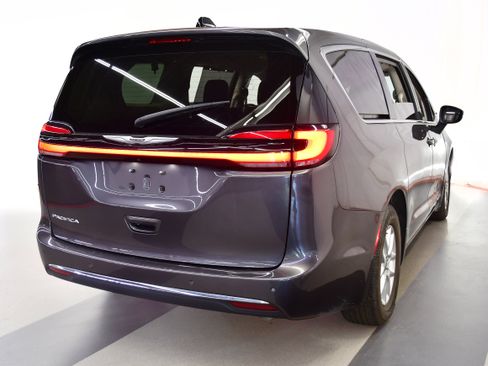 Used 2023 Chrysler Pacifica Touring-L FWD image 7
