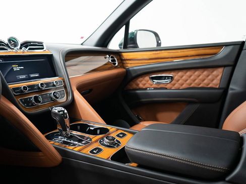 Certified 2022 Bentley Bentayga AWD/4WD image 29