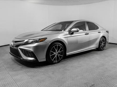 Used 2021 Toyota Camry SE image 2