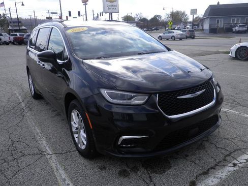 Used 2022 Chrysler Pacifica Touring image 9