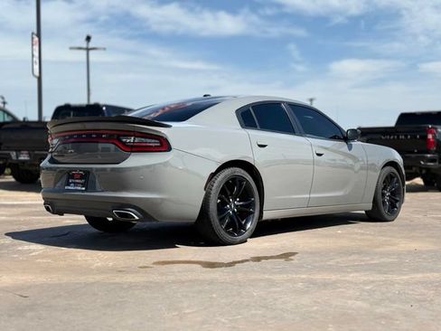 Used 2018 Dodge Charger SXT w/ Blacktop Package RWD image 2