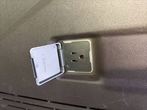 Used 2023 Chevrolet Suburban LT image 16