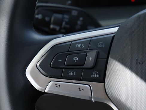 Certified 2025 Volkswagen Tiguan SE FWD image 12