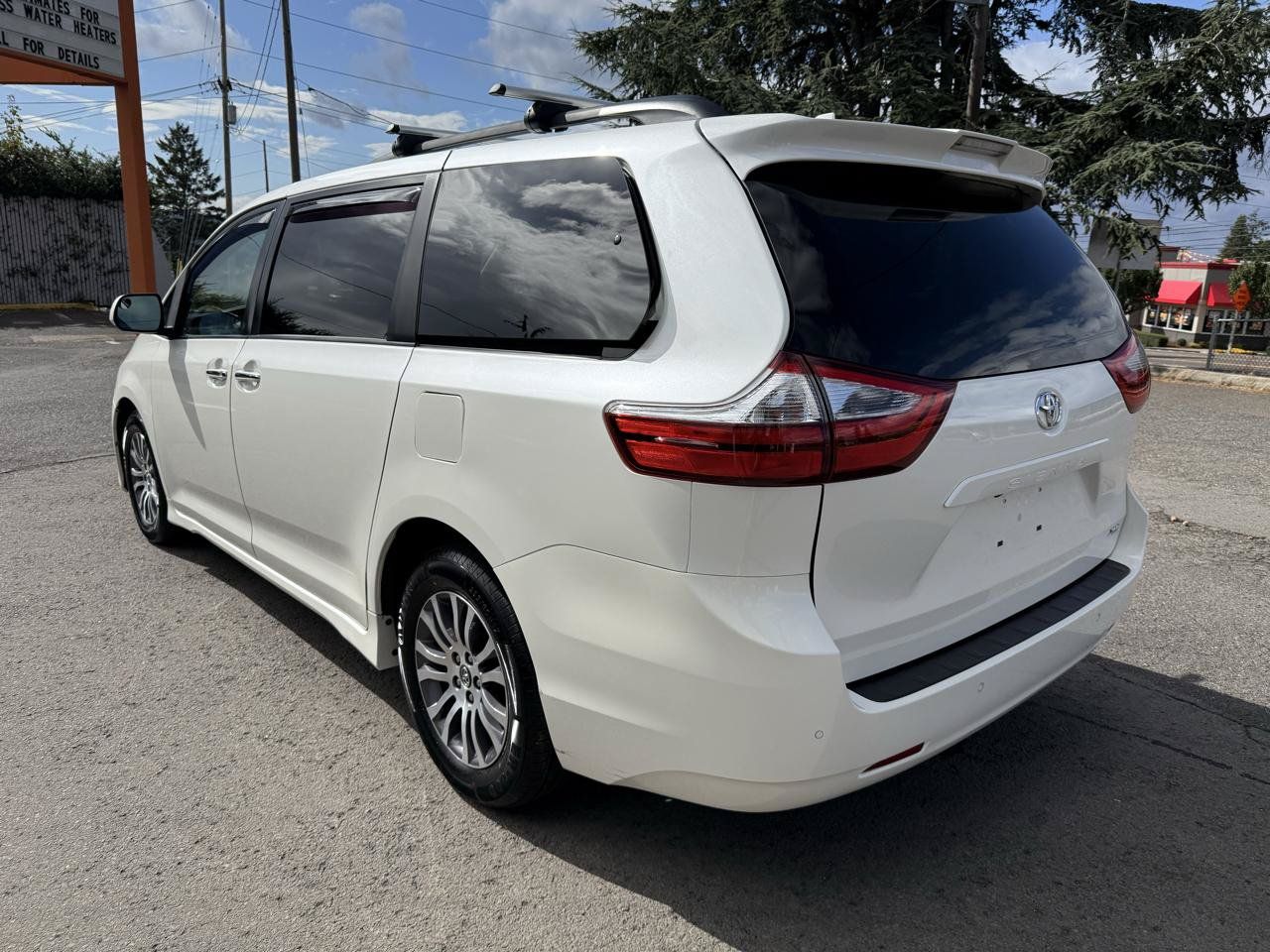 Used 2018 Toyota Sienna XLE w/ XLE Navigation Package FWD image 5