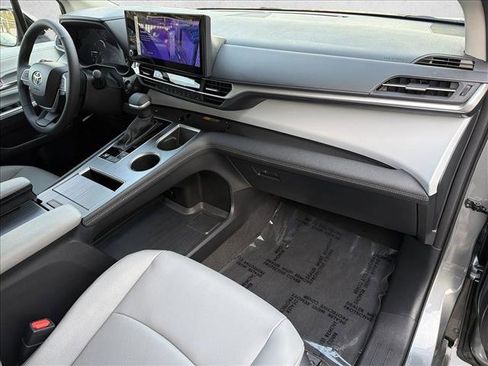 Certified 2026 Toyota Sienna XLE image 28