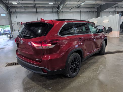 Used 2019 Toyota Highlander SE AWD/4WD image 3
