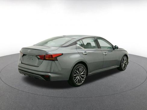 Used 2025 Nissan Altima 2.5 SV FWD image 11