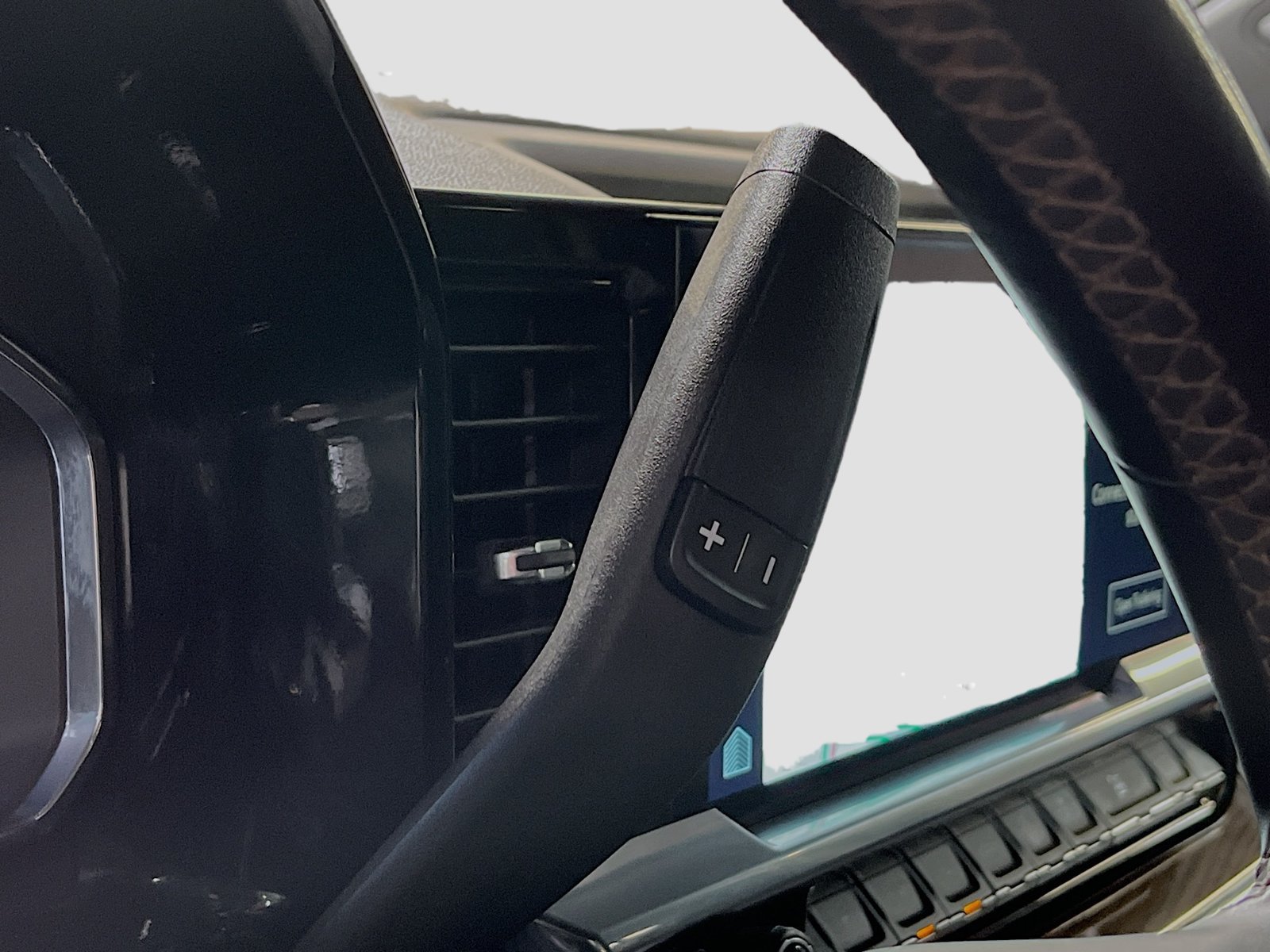 Used 2025 Chevrolet Silverado 1500 LT AWD/4WD image 17