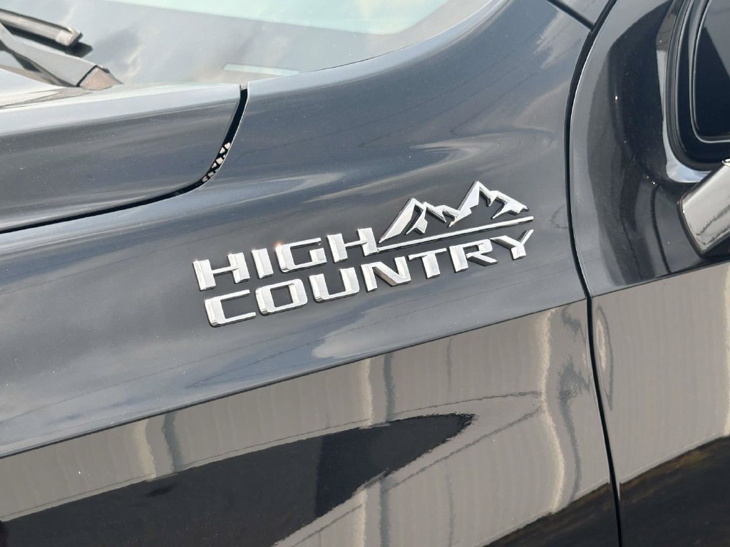 Used 2023 Chevrolet Suburban High Country w/ Premium Package 2 AWD/4WD image 10