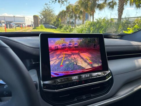 Used 2025 Jeep Compass Limited image 17