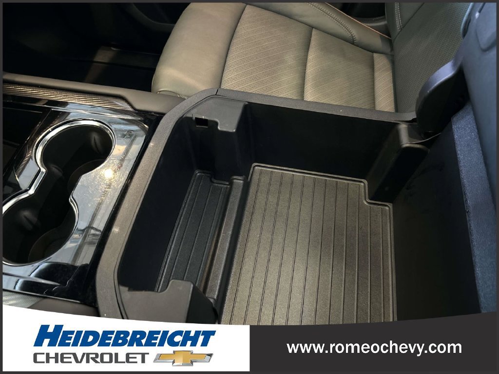 Used 2025 GMC Yukon AT4 w/ AT4 Premium Plus Package AWD/4WD image 30