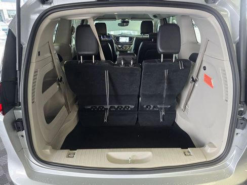 Used 2024 Chrysler Pacifica Touring-L image 17