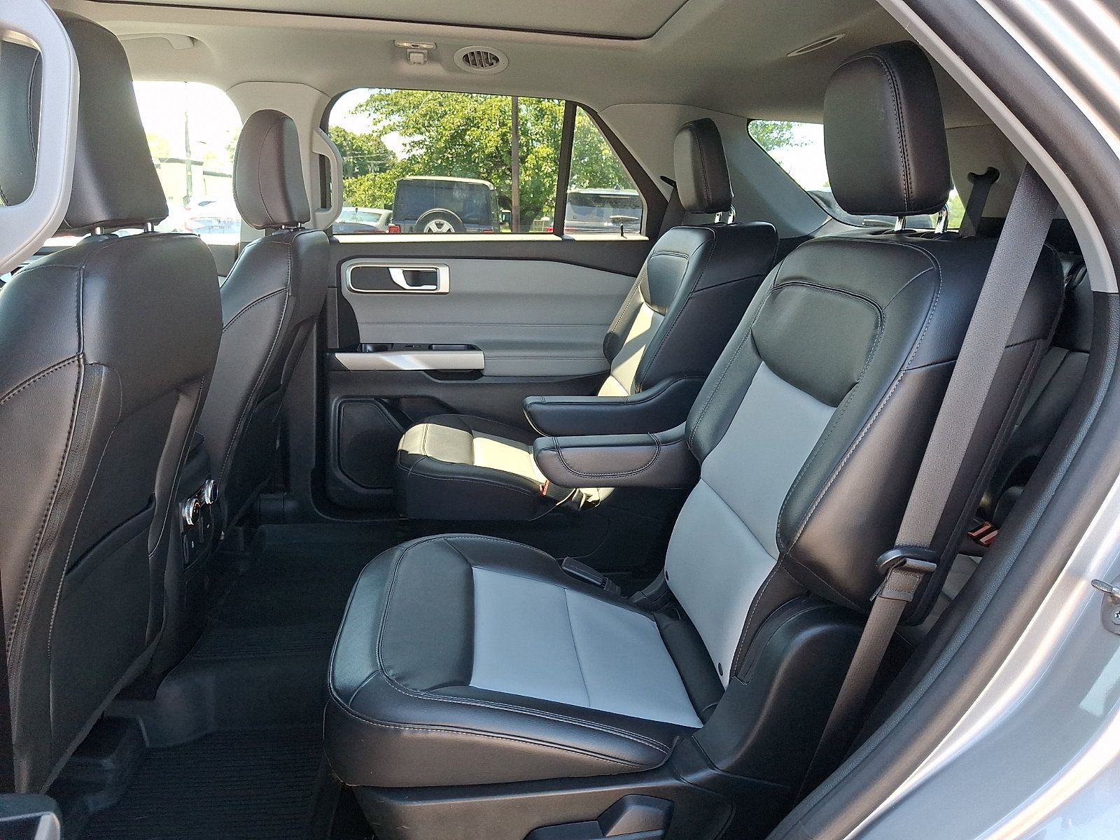 Used 2023 Ford Explorer XLT w/ Equipment Group 202A AWD/4WD image 17