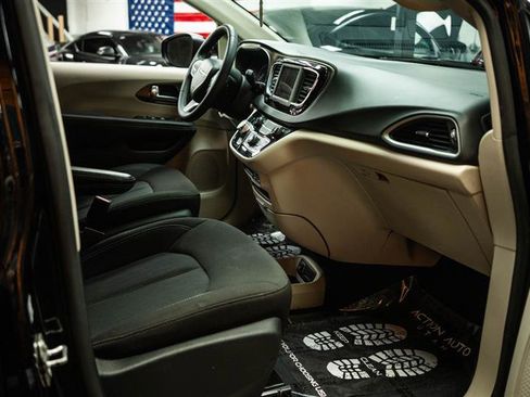 Used 2024 Chrysler Voyager LX image 13