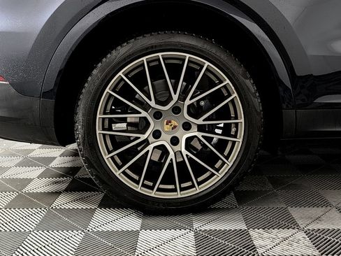 Certified 2023 Porsche Cayenne Platinum Edition AWD/4WD image 13