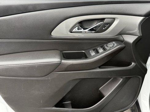 Used 2023 Chevrolet Traverse LT image 18